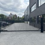 Moderne dubbele draaipoort met spijlen