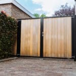 Houten poort met zwart stalen frame | Tereco Breda