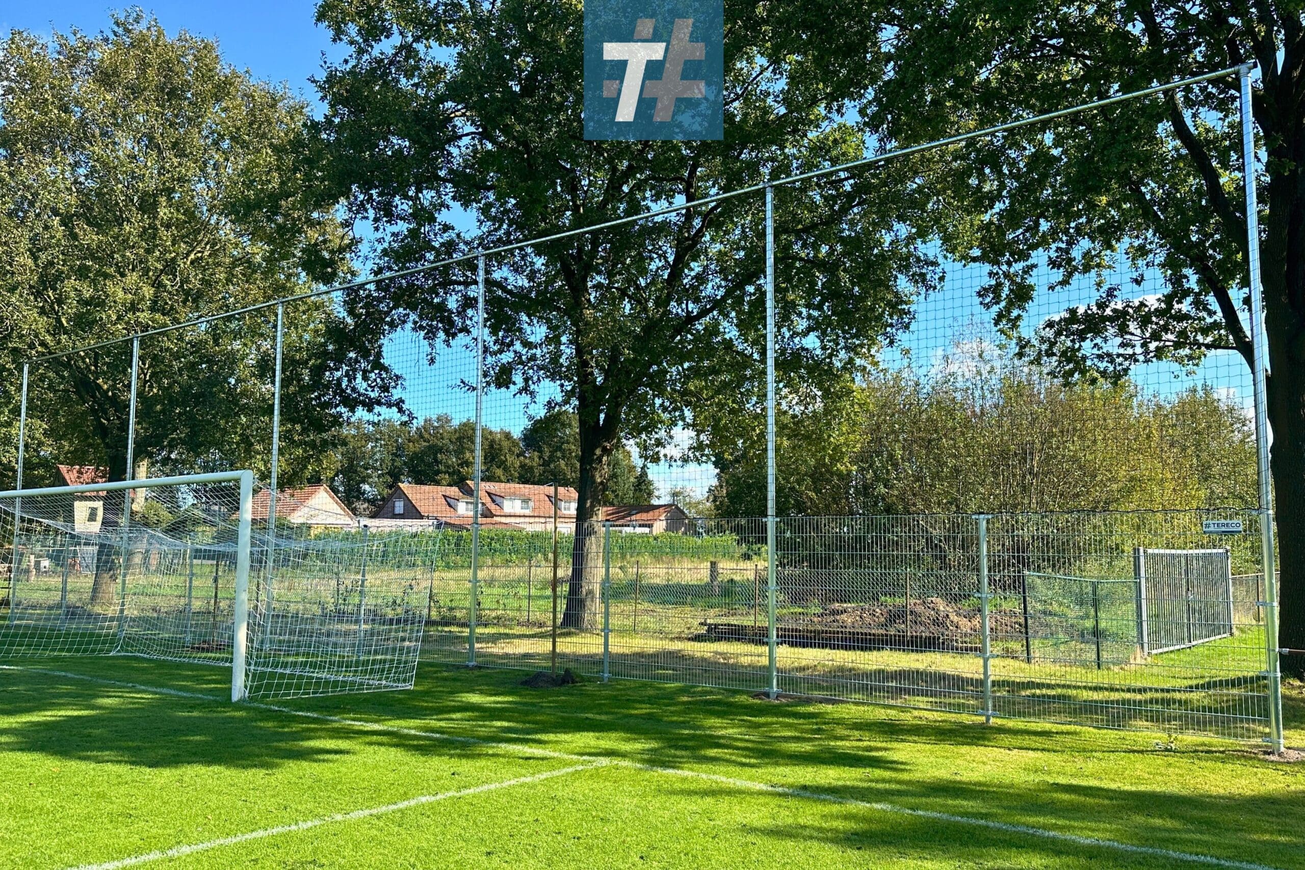 Hekwerk achter goal op voetbalveld | Tereco Breda