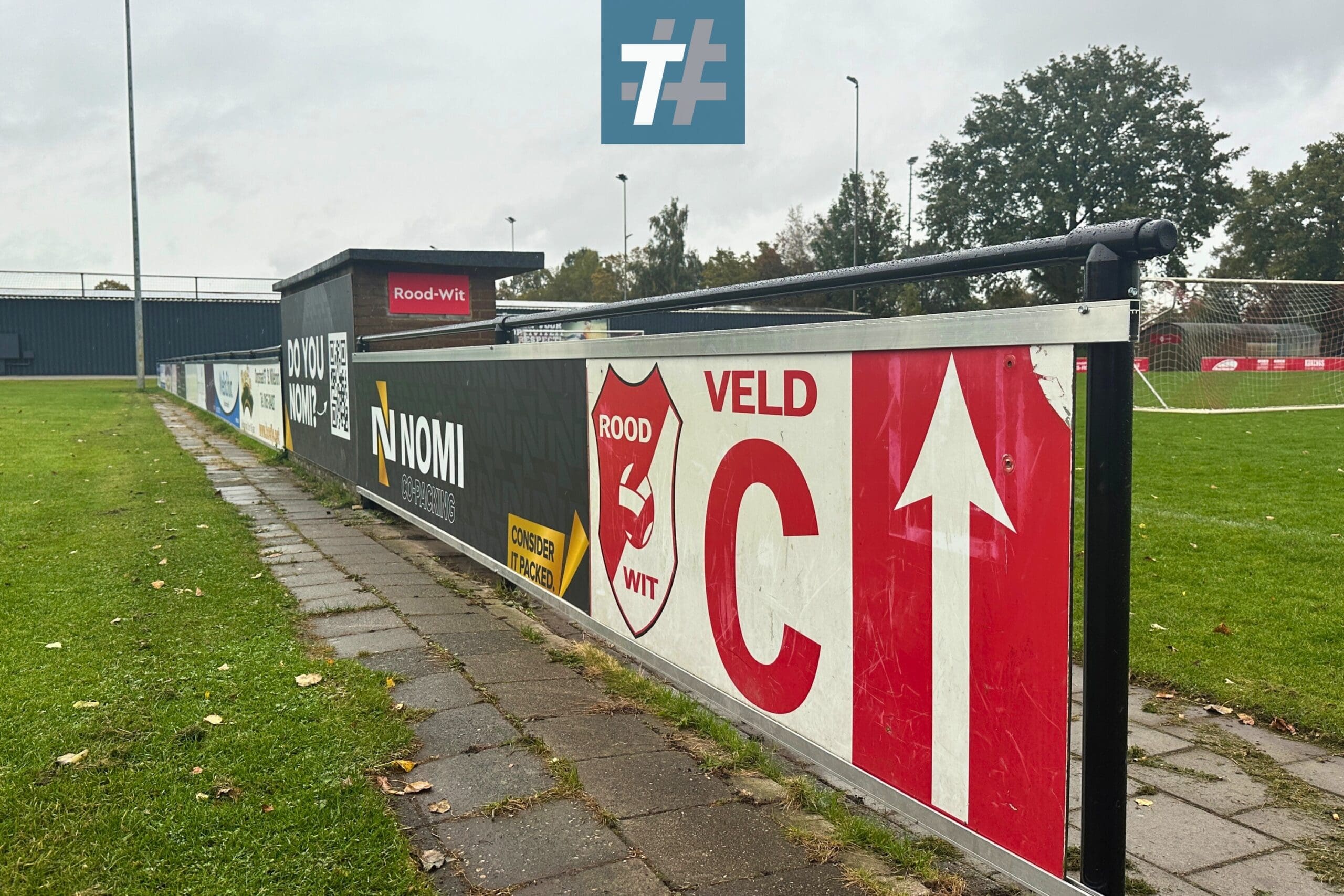 Leunhekwerk voor voetbalveld met reclame profielen